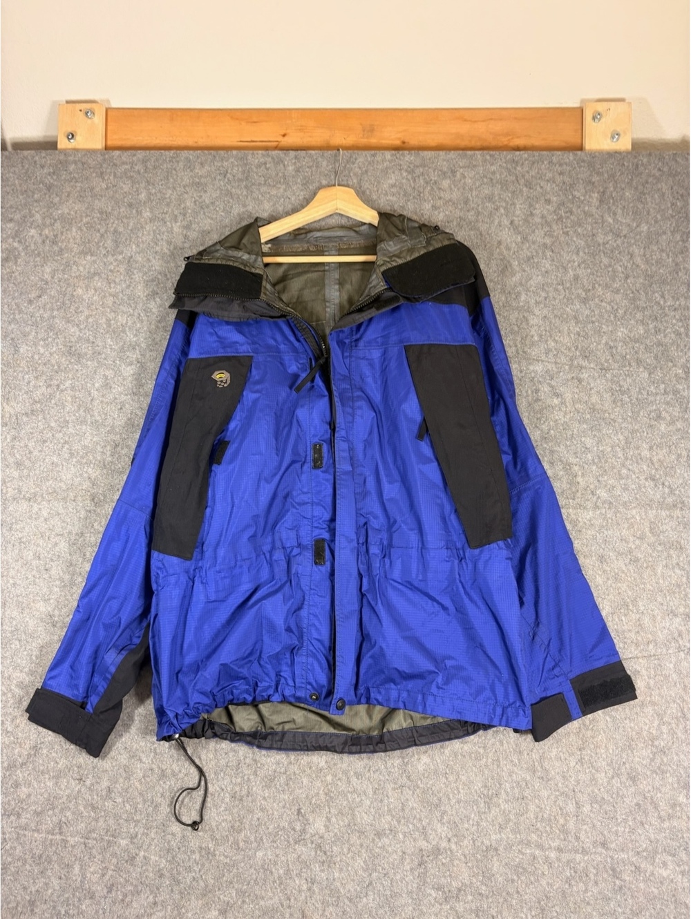 Mountain Hardwear blue black Gore-Tex jacket size large